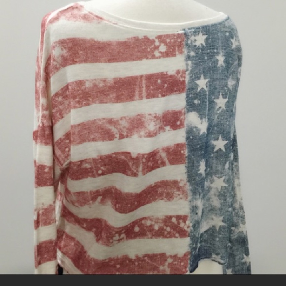 THE RED AND BLUE CROP TOP IS IN THE HOUSE - Picture 2 of 4